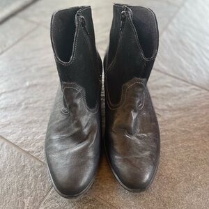 Munro Laramie Leather/Suede Bootie. Rubber soles. Size 10